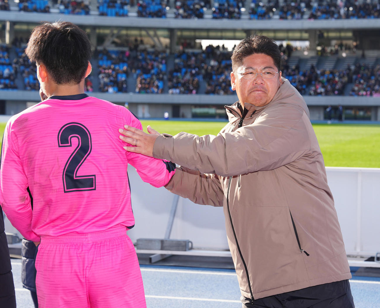岡山学芸館対日大藤沢　試合後、選手をねぎらう日大藤沢・佐藤監督（撮影・江口和貴）