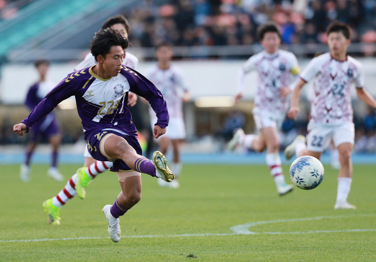 堀越対宇治山田商　後半、堀越・平田がゴールを決め9－0となる（撮影・野上伸悟）