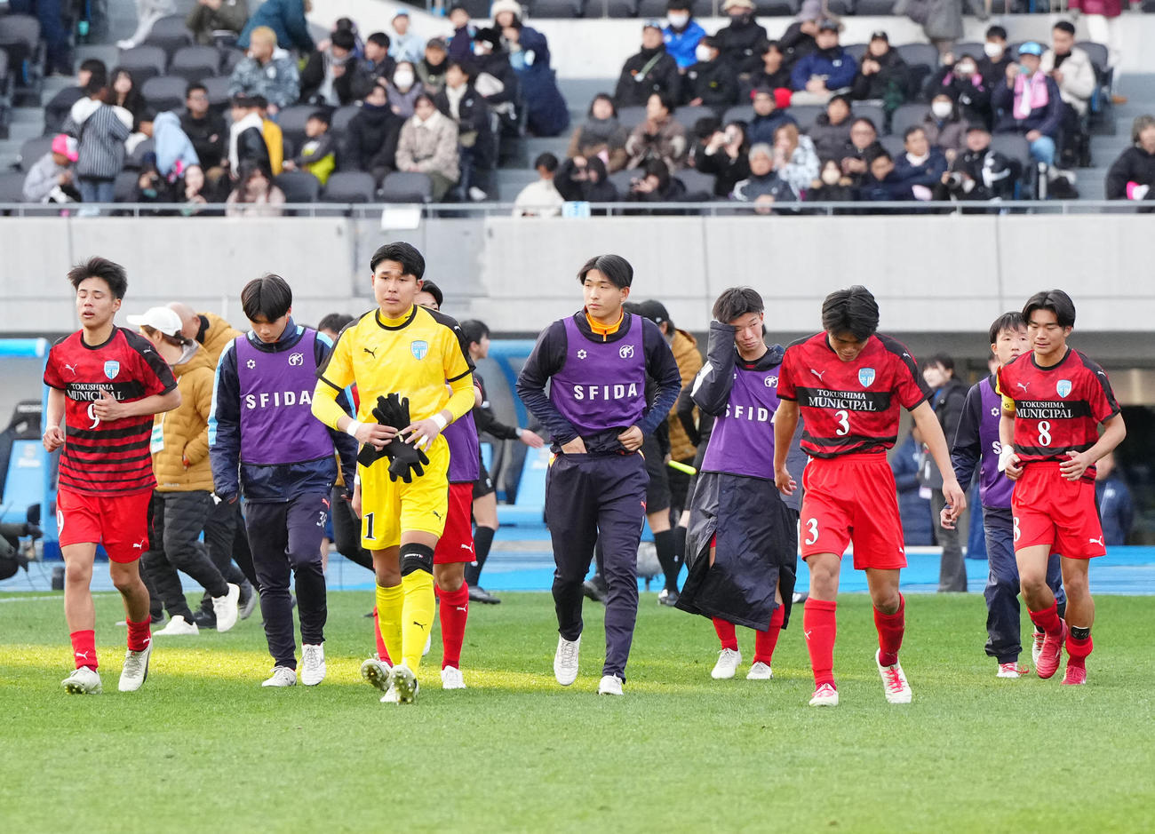 聖和学園対徳島市立　試合後、あいさつに向かう徳島市立の選手たち（撮影・江口和貴）