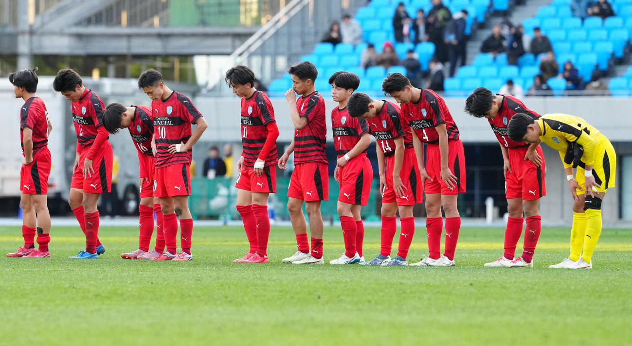 聖和学園対徳島市立　試合後、整列する徳島市立の選手たち（撮影・江口和貴）