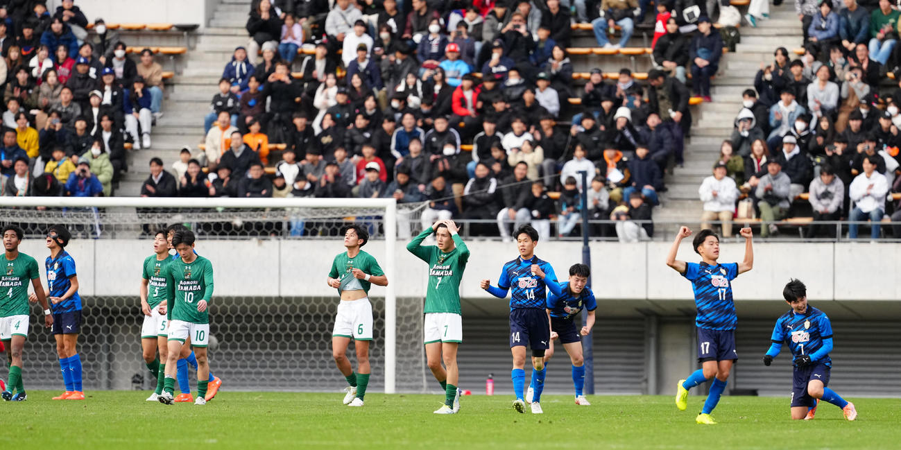 青森山田対大津　大津に敗れ、肩を落とす青森山田イレブン（撮影・鈴木みどり）