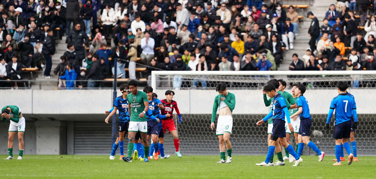 青森山田対大津　大津に敗れ、肩を落とす青森山田イレブン（撮影・鈴木みどり）