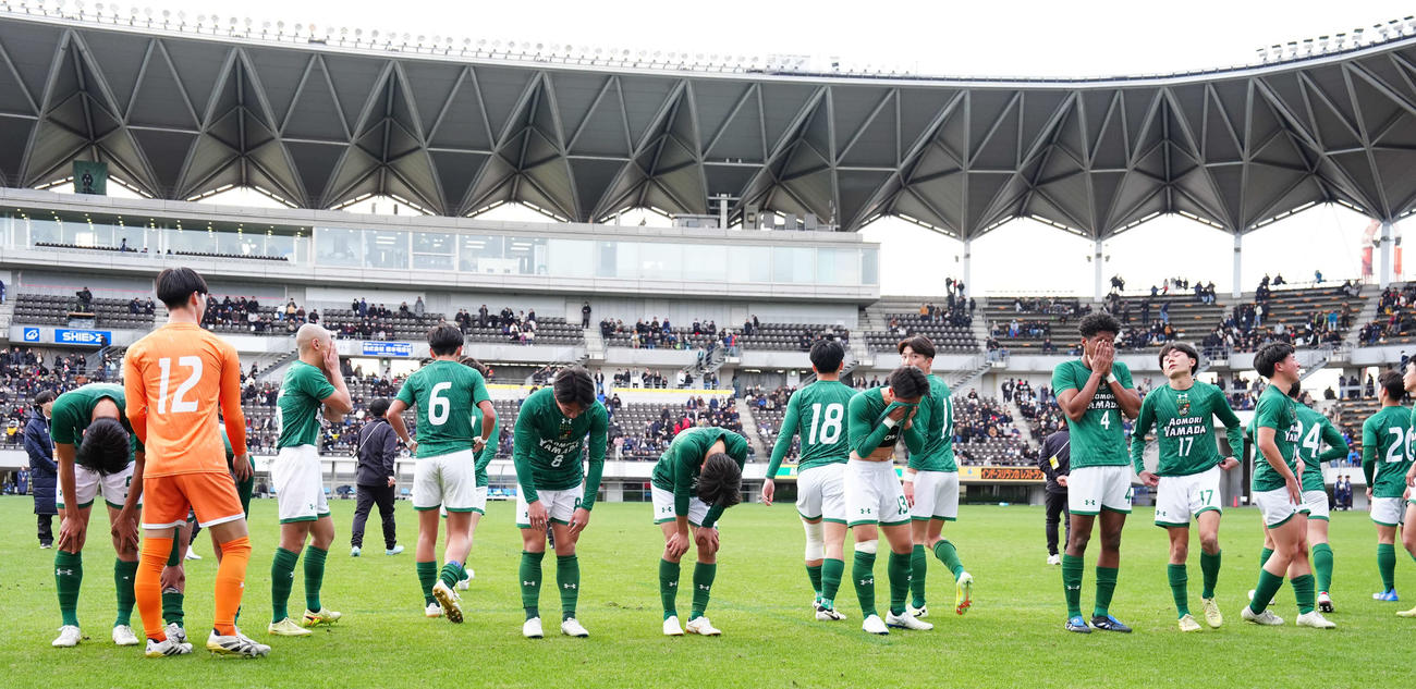 青森山田対大津　大津に敗れ、肩を落とす青森山田イレブン（撮影・鈴木みどり）