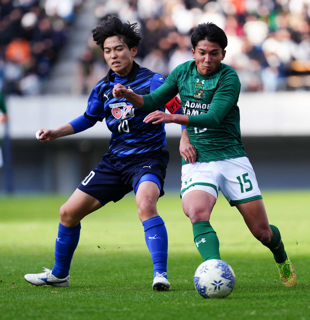 青森山田対大津　前半、競り合う青森山田・藤原（右）と大津・福島（撮影・鈴木みどり）