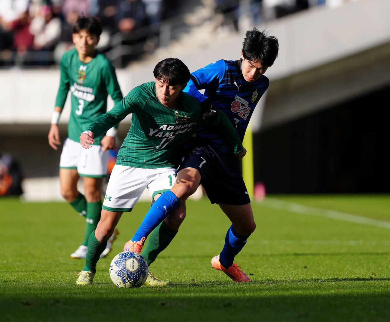 青森山田対大津　前半、競り合う青森山田・斉藤（左）と大津・岩崎（撮影・鈴木みどり）