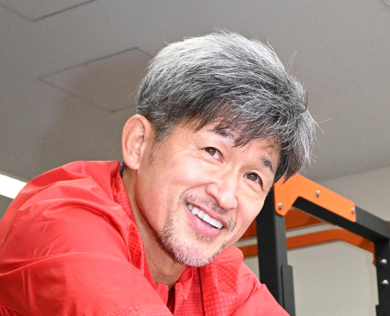 トレーニングでバイクをこぐカズ（撮影・和賀正仁）