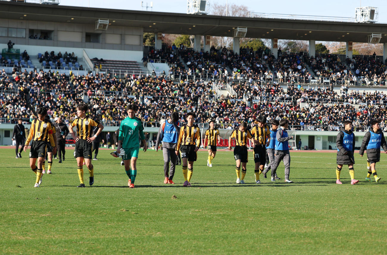 前橋育英対神戸弘陵　神戸弘陵に敗れがっくりと応援席へあいさつに向かう前橋育英イレブン（撮影・増田悦実）