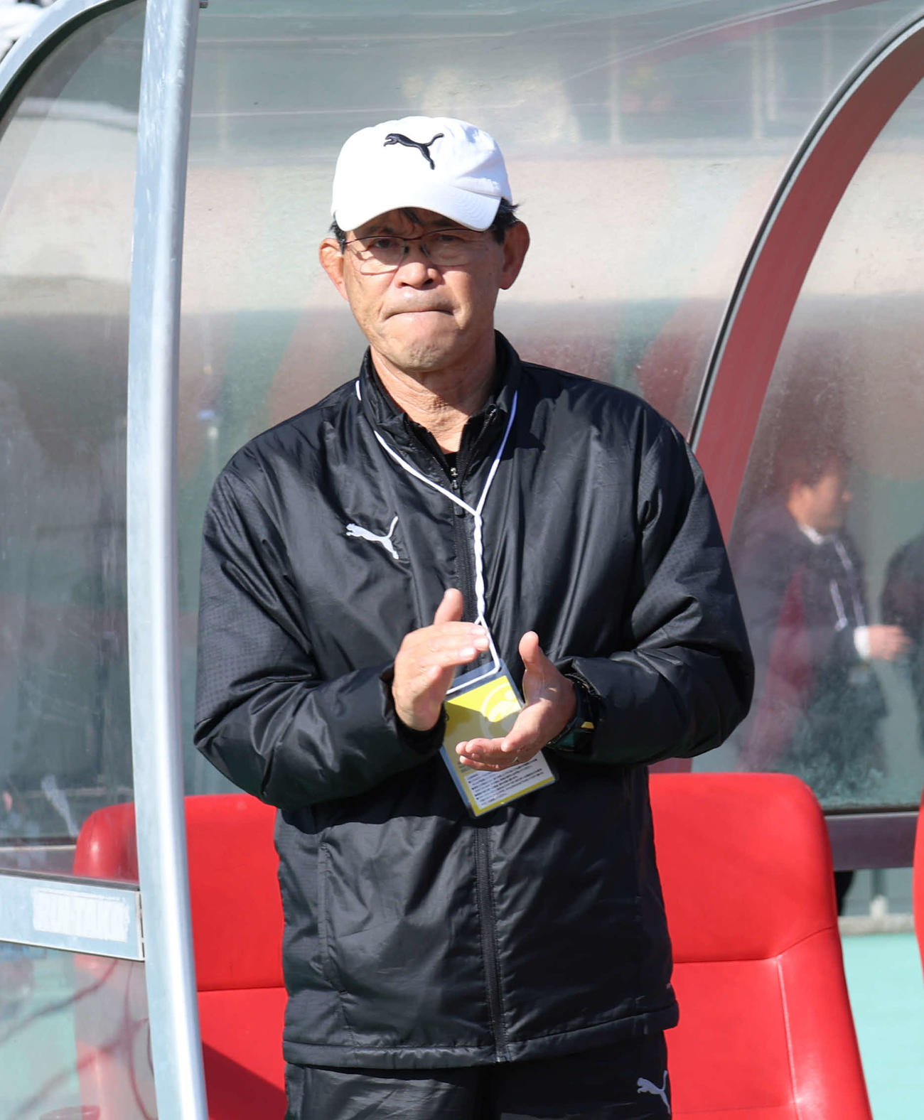 前橋育英対神戸弘陵　試合に臨む前橋育英・山田監督（撮影・増田悦実）