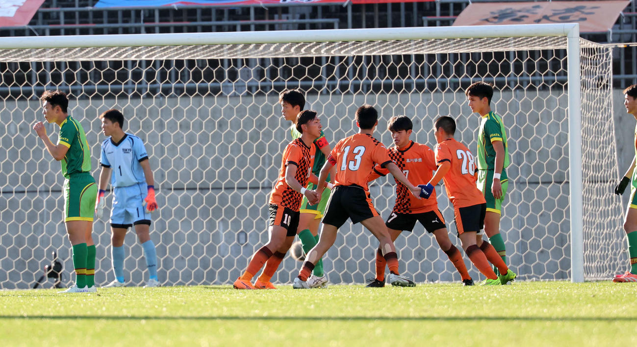 高川学園対帝京長岡　前半、CK時に手をつないだトルメンタをする高川学園の選手たち（撮影・浅見桂子）