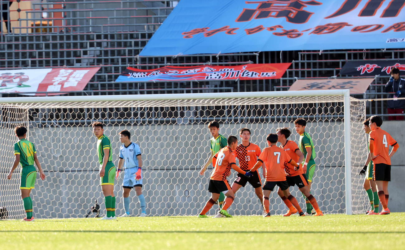 高川学園対帝京長岡　前半、CK時に手をつないだトルメンタをする高川学園の選手たち（撮影・浅見桂子）