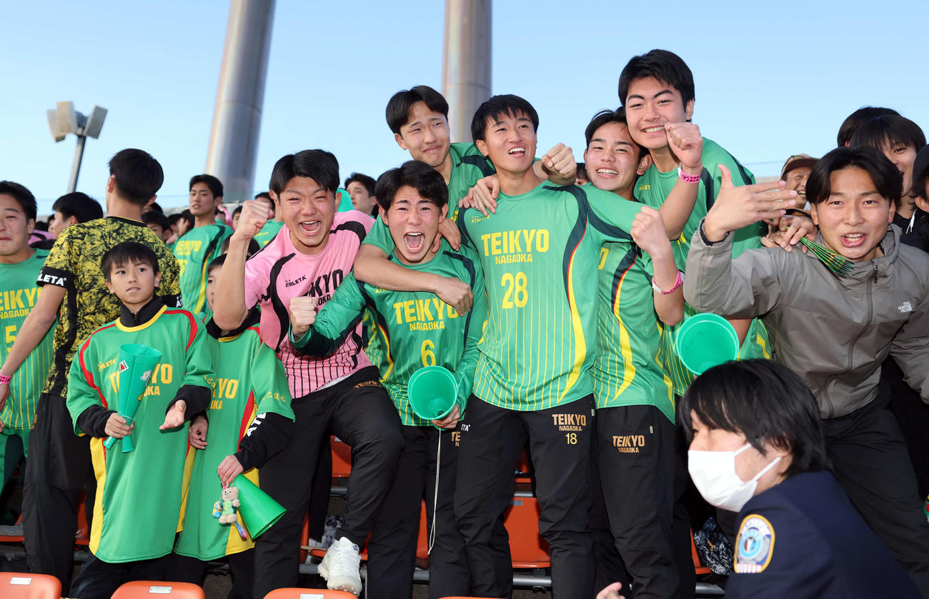 高川学園対帝京長岡　PK戦を制して大喜びする帝京長岡のスタンド（撮影・浅見桂子）