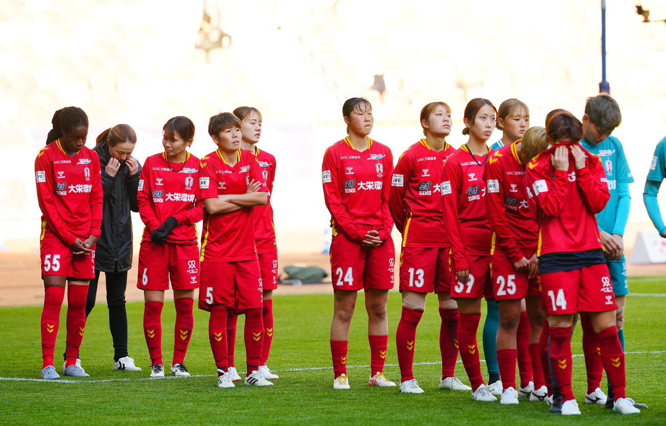 INAC神戸対広島　優勝を逃し肩を落とすINAC神戸の選手たち（撮影・垰建太）