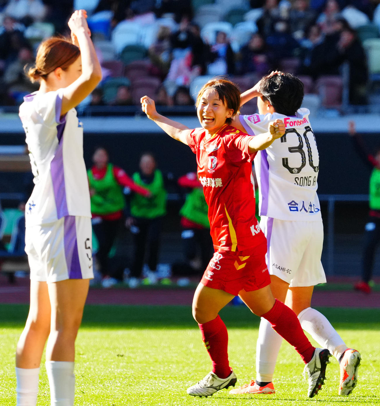 INAC神戸対広島　後半、ゴールを決め喜ぶINAC神戸久保田（中央）（撮影・垰建太）