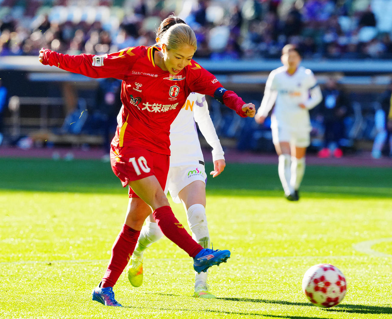 INAC神戸対広島　後半、久保田のゴールをアシストするINAC神戸成宮（撮影・垰建太）