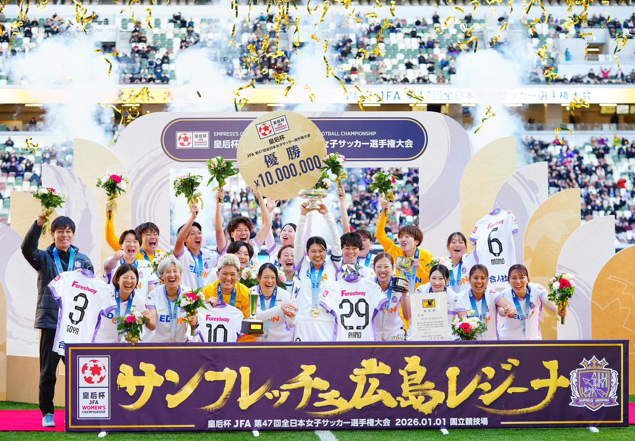 INAC神戸対広島　優勝し喜びを爆発させる広島の選手たち（撮影・垰建太）