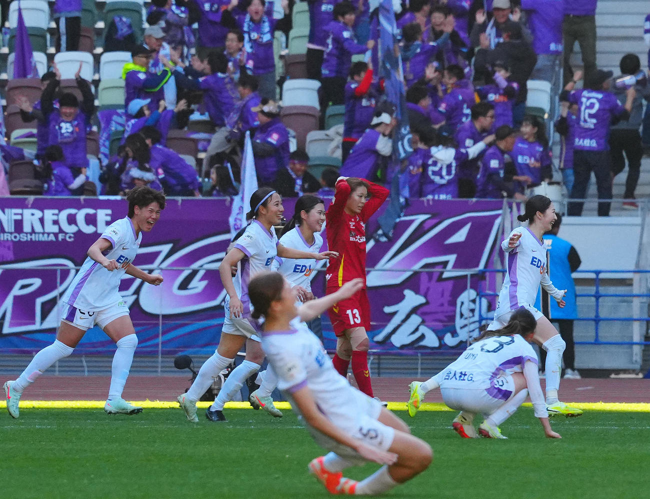 INAC神戸対広島　後半、終了間際にゴールを決め喜び合う広島中嶋淑乃（右奥）ら選手たち（撮影・垰建太）