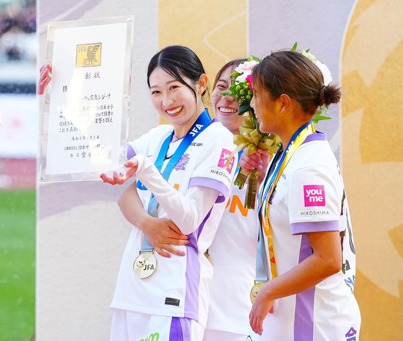 INAC神戸対広島　優勝し表彰式で笑顔を見せる広島中嶋（左）（撮影・垰建太）