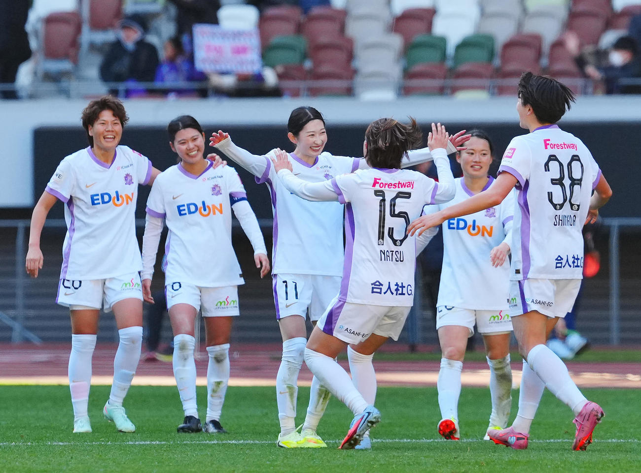 INAC神戸対広島　優勝し喜び合う広島中嶋（中央左）ら選手たち（撮影・垰建太）