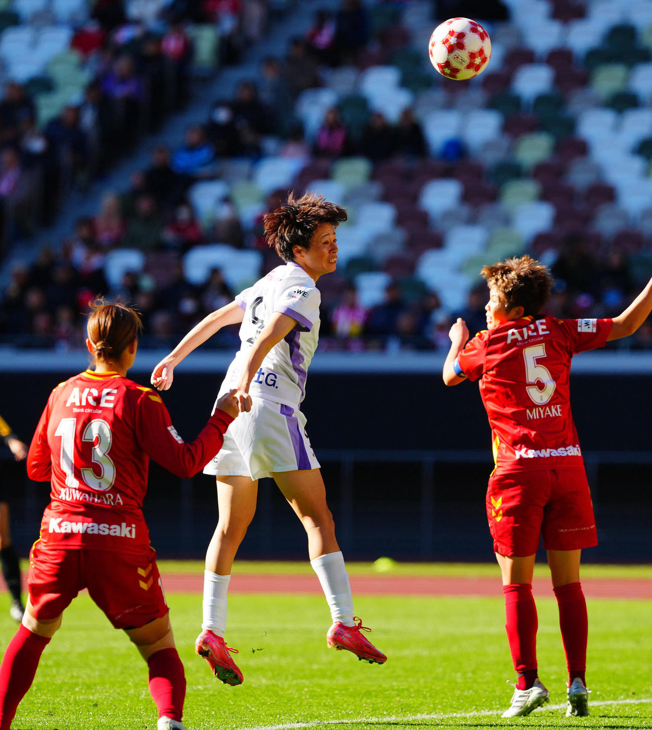 INAC神戸対広島　前半、ヘディングでゴールを狙う広島上野（中央）（撮影・垰建太）