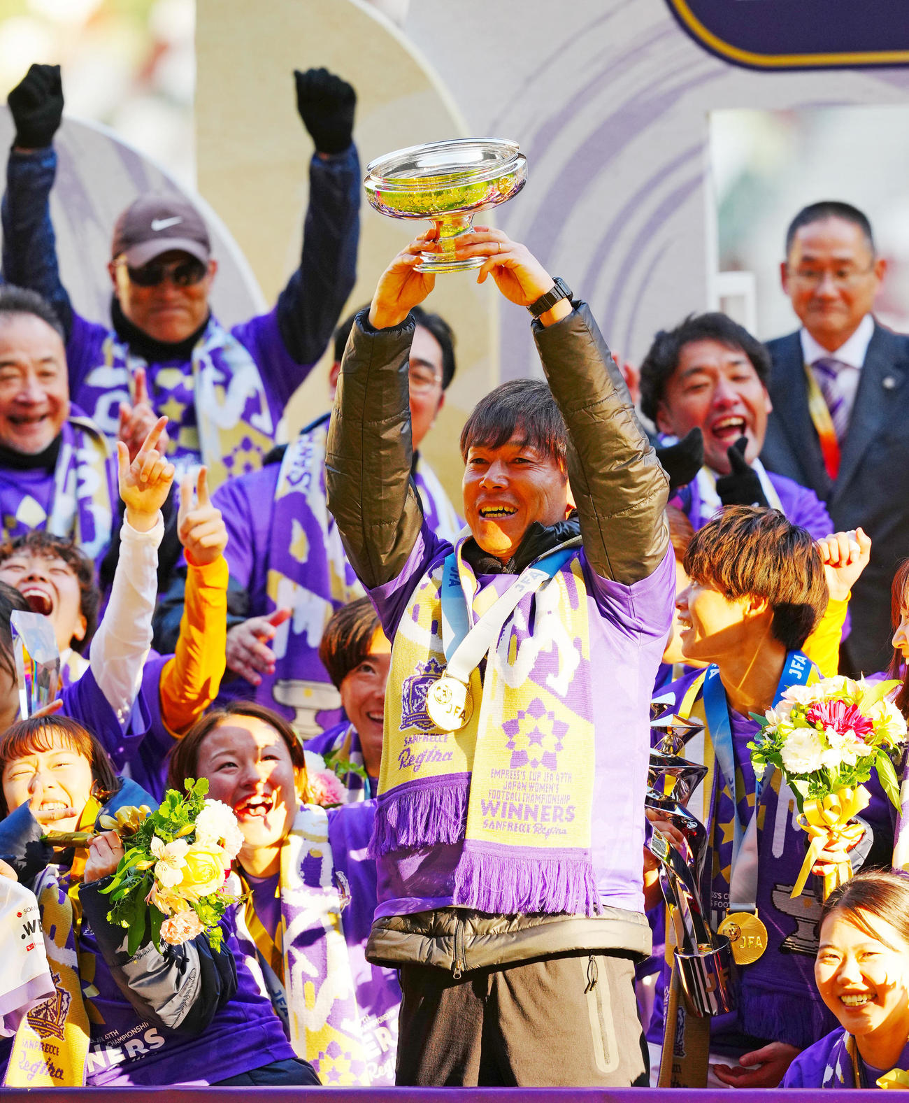INAC神戸対広島　優勝し皇后杯を掲げる広島赤井監督（撮影・垰建太）