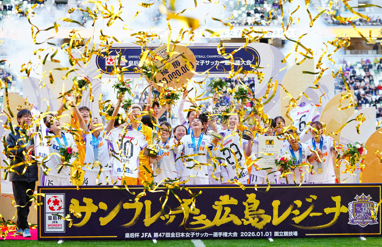 INAC神戸対広島　優勝し喜びを爆発させる広島の選手たち（撮影・垰建太）