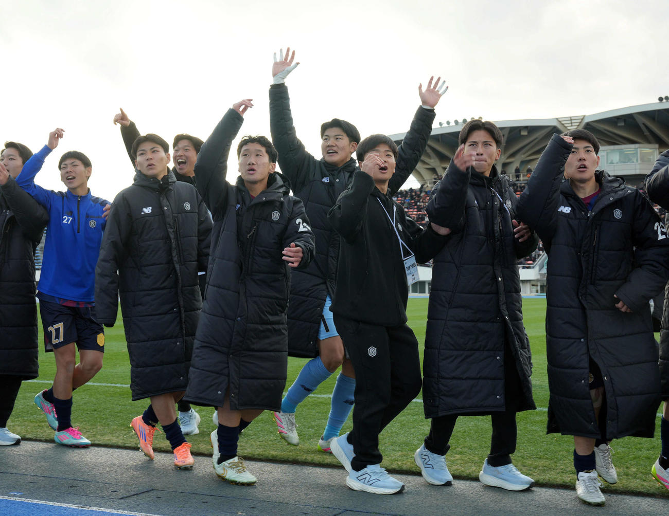 東福岡対興国　東福岡に大逆転勝利を飾り歓喜のダンスを披露する興国イレブン（撮影・たえ見朱実）