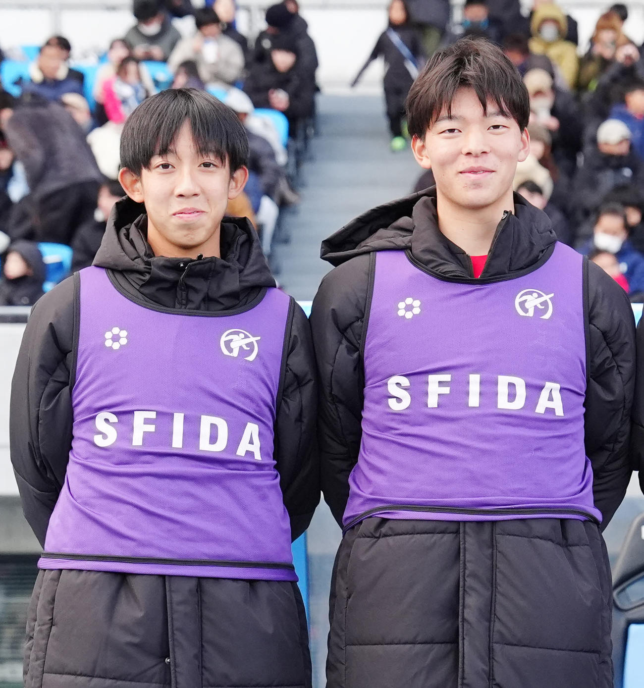 聖和学園対日大藤沢　ベンチスタートの日大藤沢・中村（左）と北野（撮影・江口和貴）