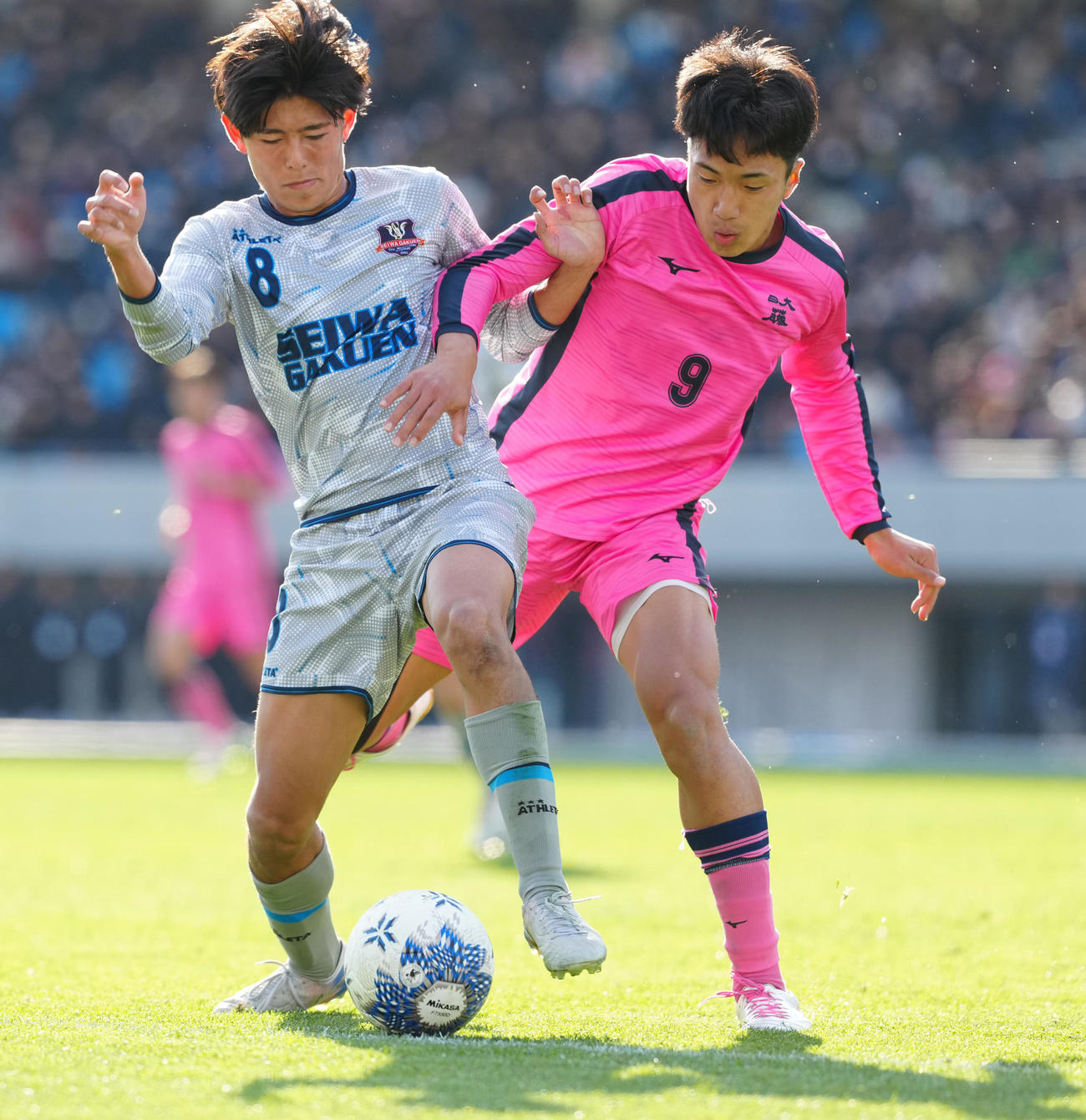 聖和学園対日大藤沢　前半、競り合う聖和学園・野々宮（左）と日大藤沢・有川（撮影・江口和貴）