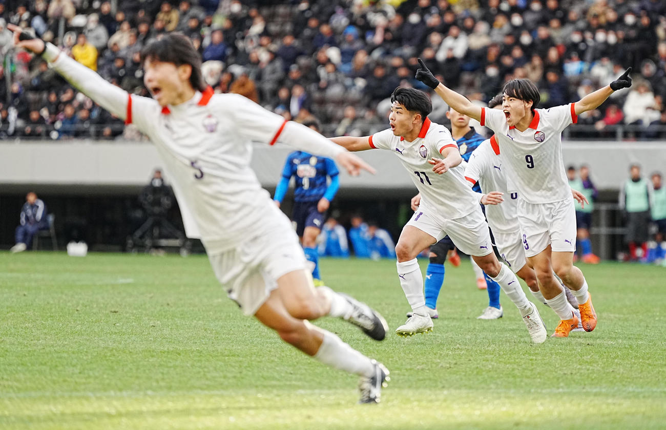 富山第一対大津　後半、富山第一・山田（中央）は先制ゴールを奪い応援席へ走り出す（撮影・小沢裕）