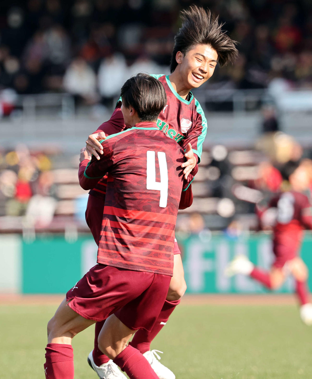 尚志対神戸弘陵　後半、ゴールを呼ぶシュートでアシストをした尚志・迫田（上）は喜び合う（撮影・浅見桂子）