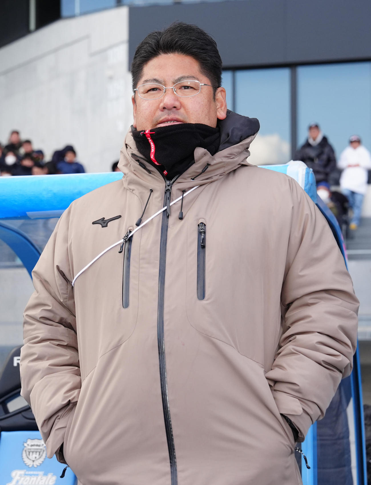 聖和学園対日大藤沢　試合前、ベンチ前に立つ日大藤沢・佐藤監督（撮影・江口和貴）