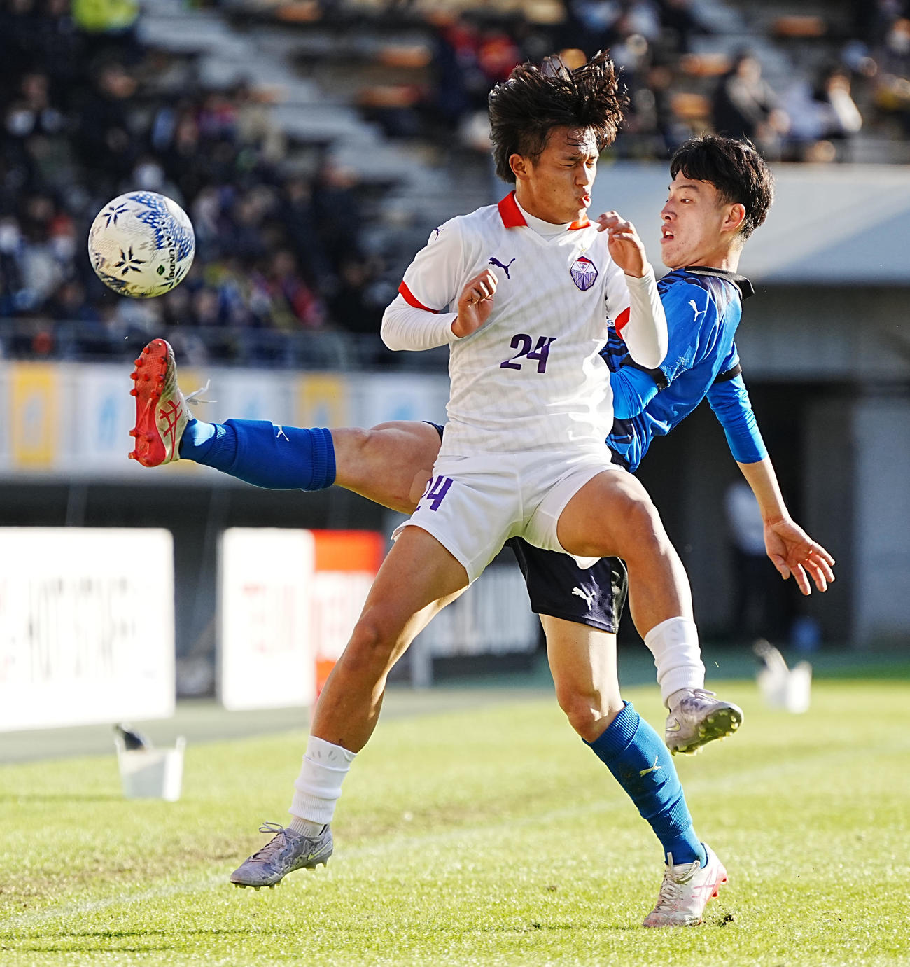 富山第一対大津　前半、競り合う富山第一・中井（手前）と大津・村上（撮影・小沢裕）