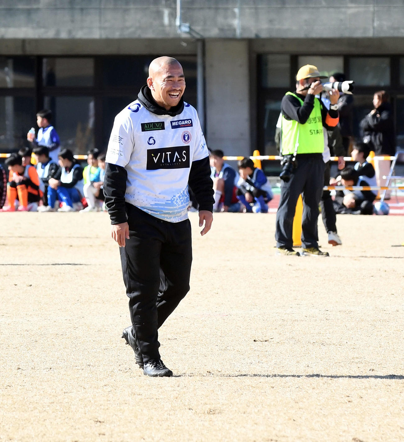 昨年末に参加したサッカー教室で笑顔を見せる清水吉田