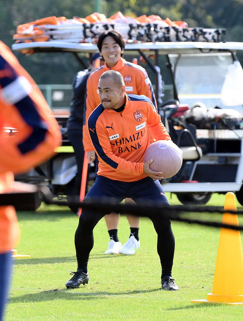 昨年10月、メディシンボールを使ったトレーニングに励む清水DF吉田豊