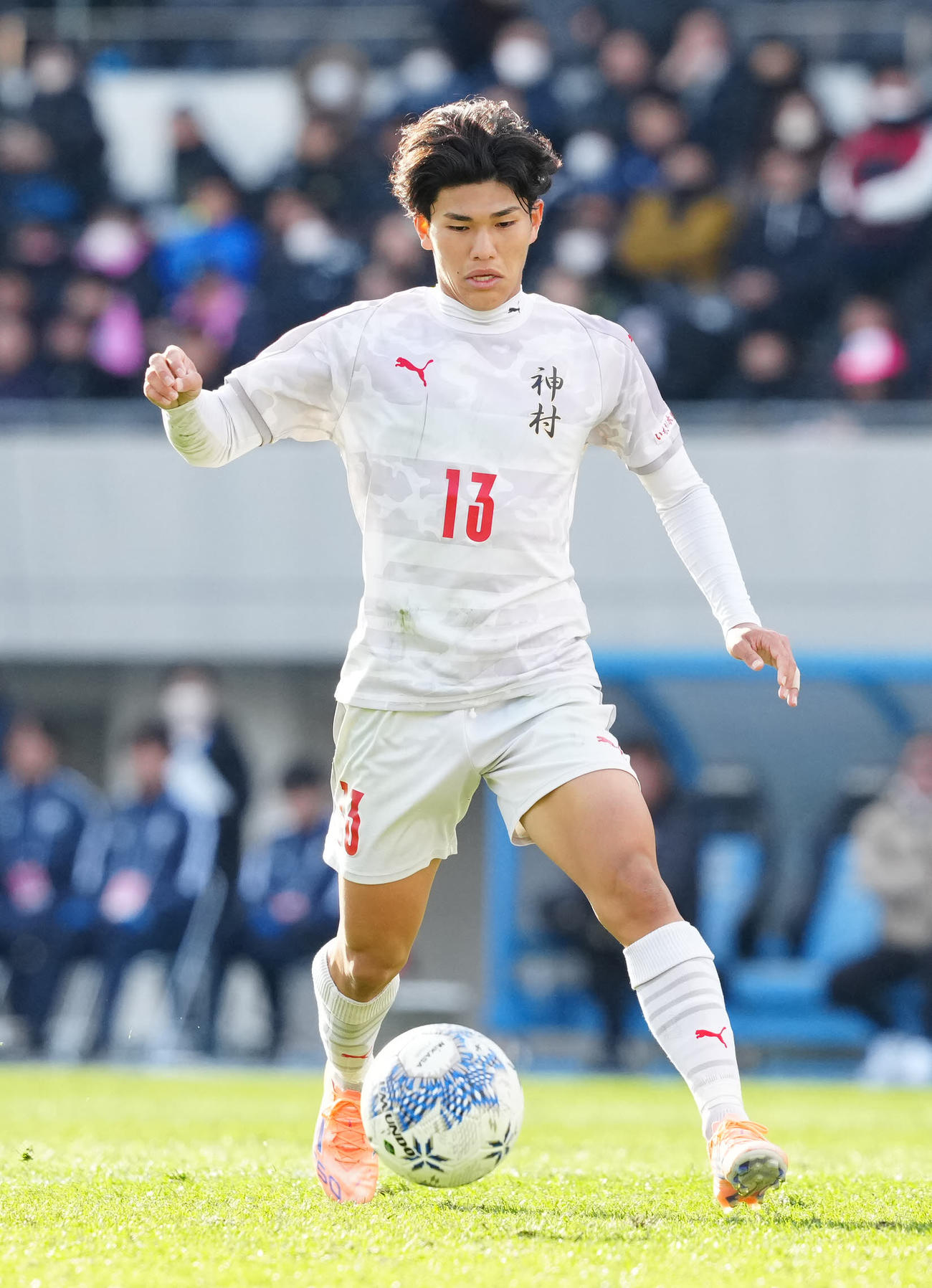 神村学園対水口　後半、ボールをキープする神村学園・日高（撮影・江口和貴）