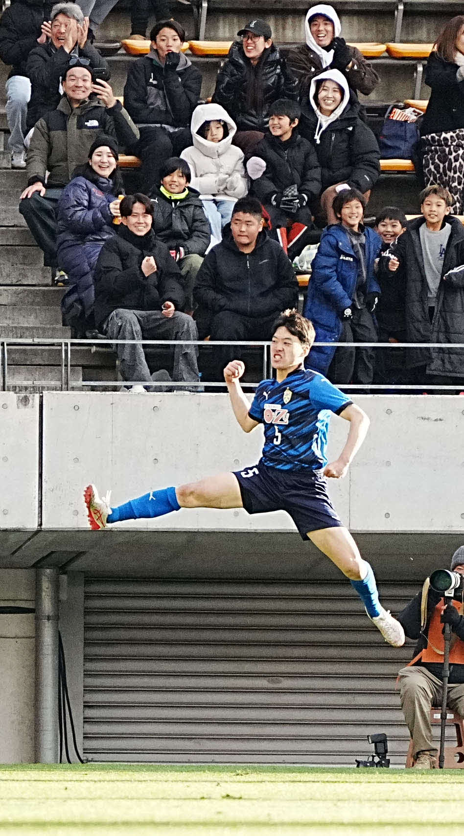 富山第一対大津　後半、同点ゴールを奪い大喜びする大津・村上慶（撮影・小沢裕）