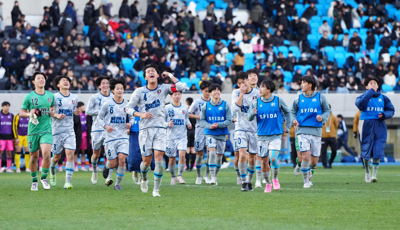 聖和学園対日大藤沢　試合後、応援席へあいさつに向かう聖和学園の選手たち（撮影・江口和貴）