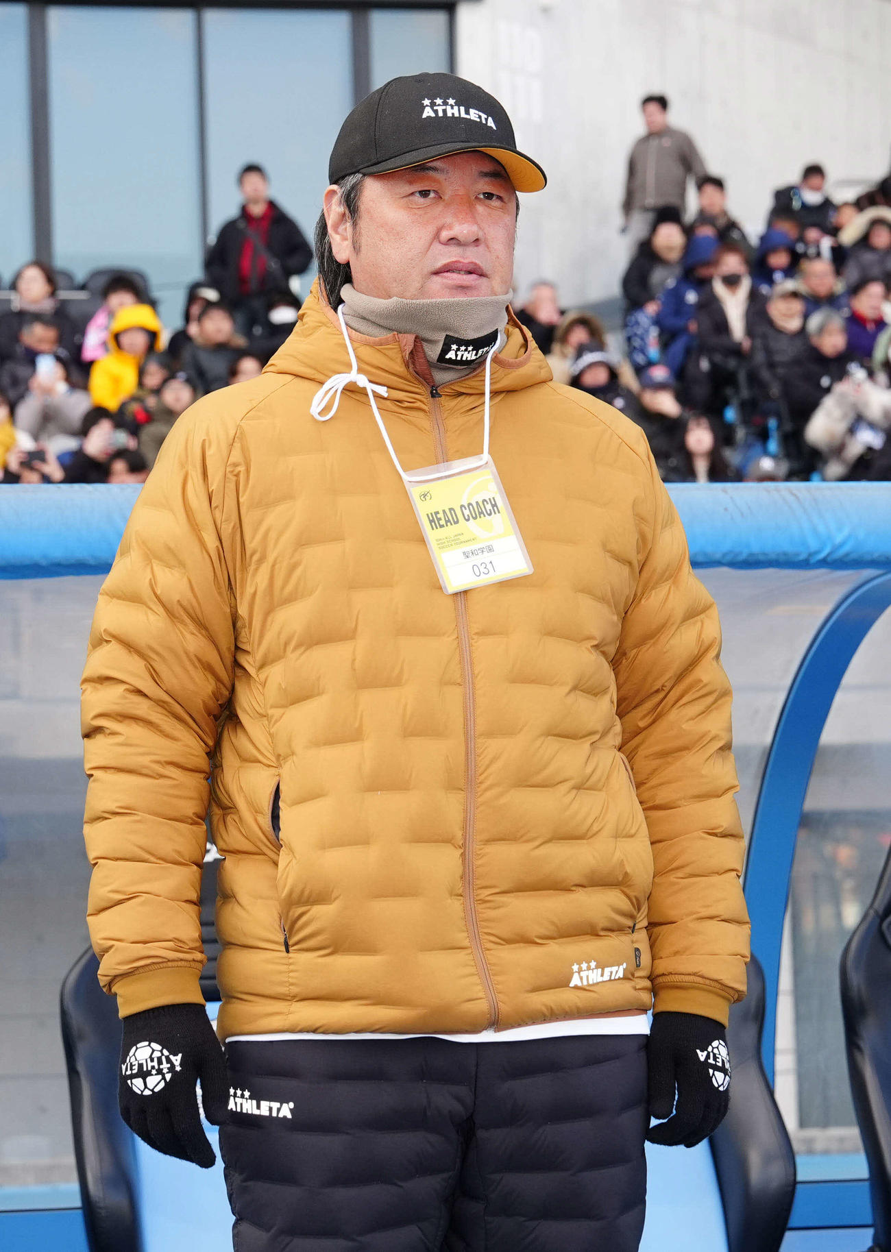 聖和学園対日大藤沢　試合前、ベンチ前に立つ聖和学園・加見監督（撮影・江口和貴）