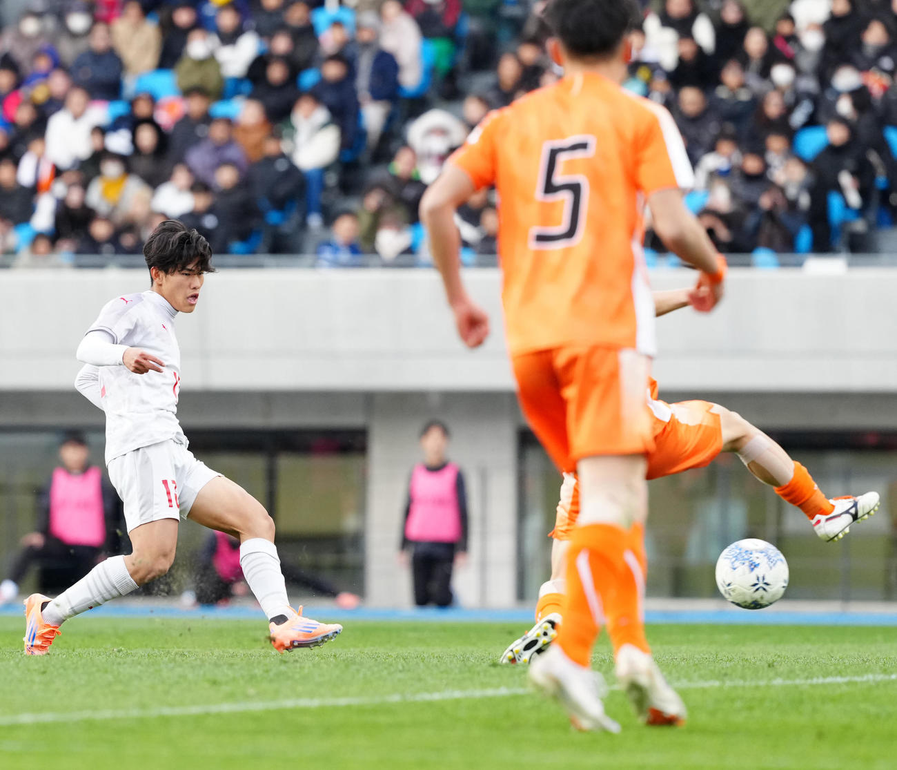 神村学園対水口　後半、チーム3点目となるゴールを決める神村学園・日高（撮影・江口和貴）