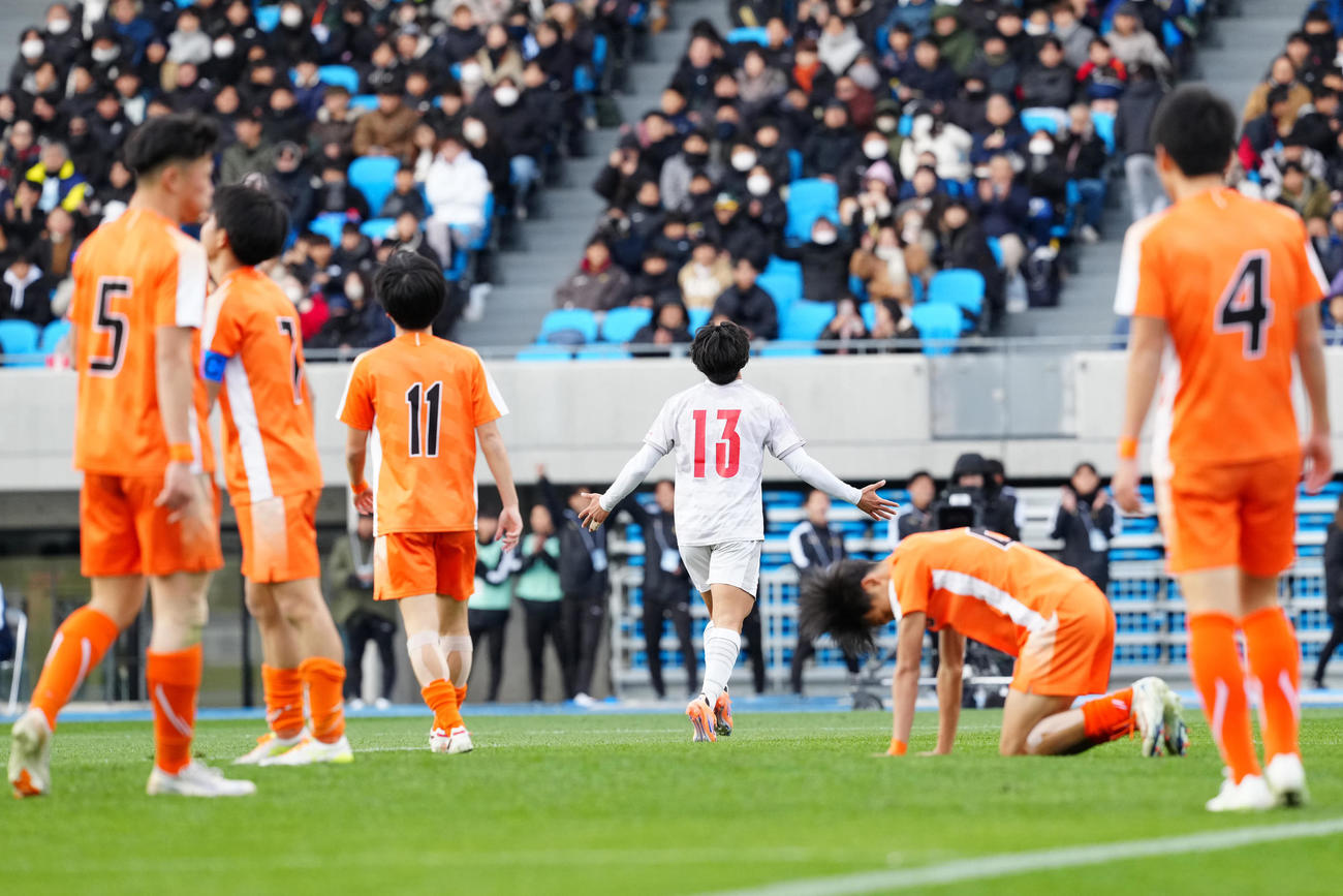 神村学園対水口　後半、チーム3点目となるゴールを決めた神村学園・日高（撮影・江口和貴）