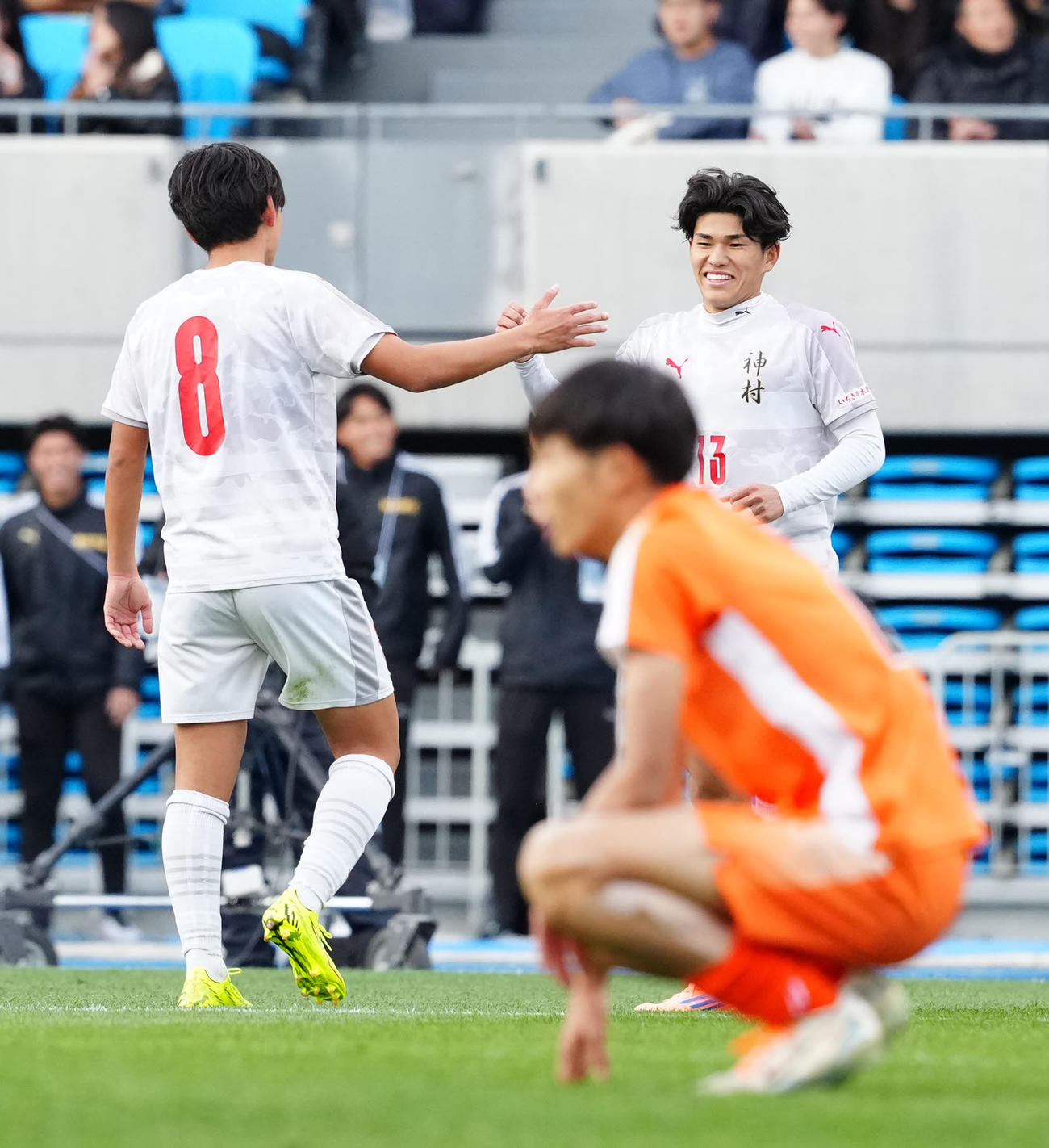 神村学園対水口　後半、チーム3点目となるゴールを決めた神村学園・日高（右）（撮影・江口和貴）