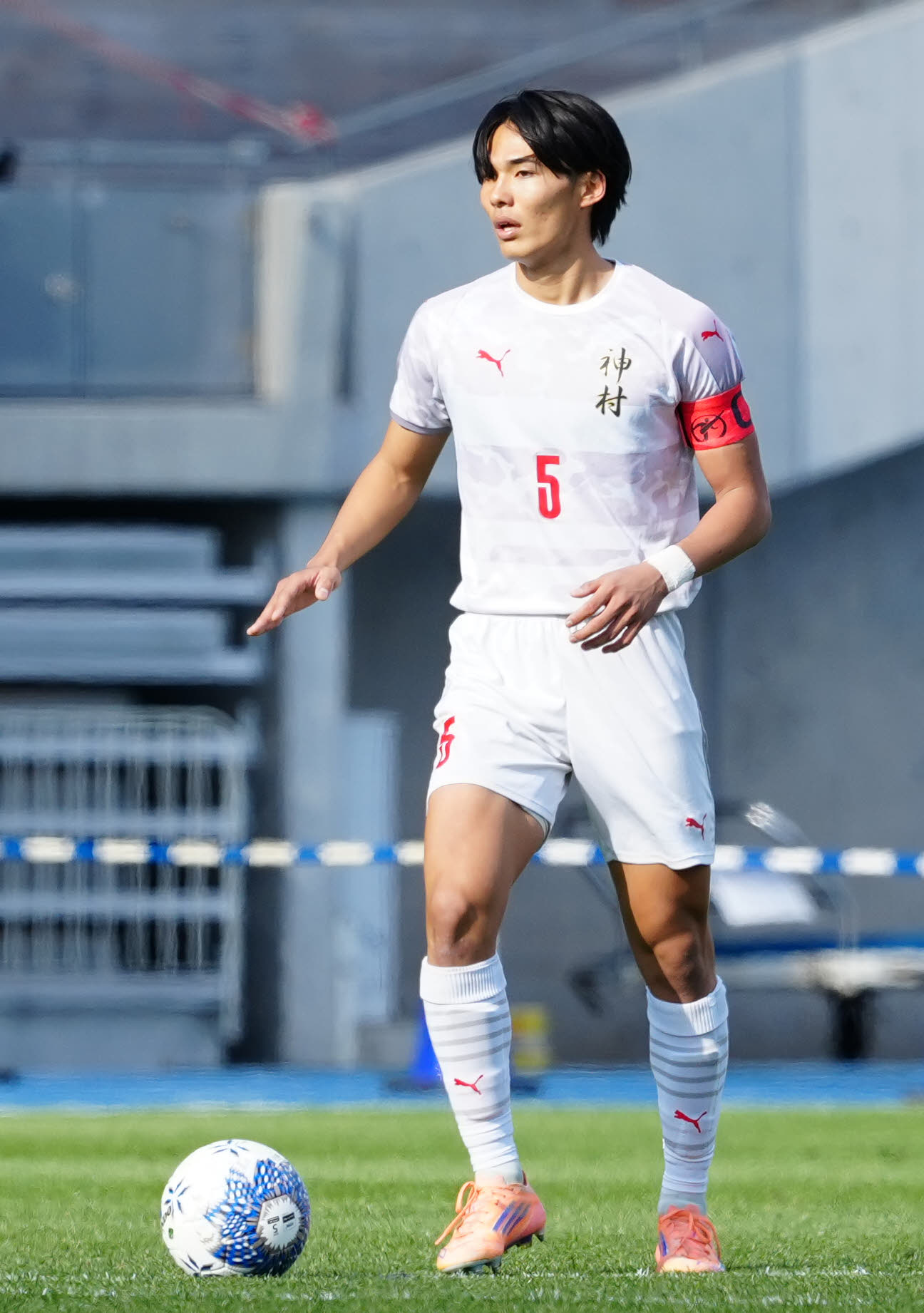 神村学園対水口　前半、ボールをキープする神村学園・中野（撮影・江口和貴）