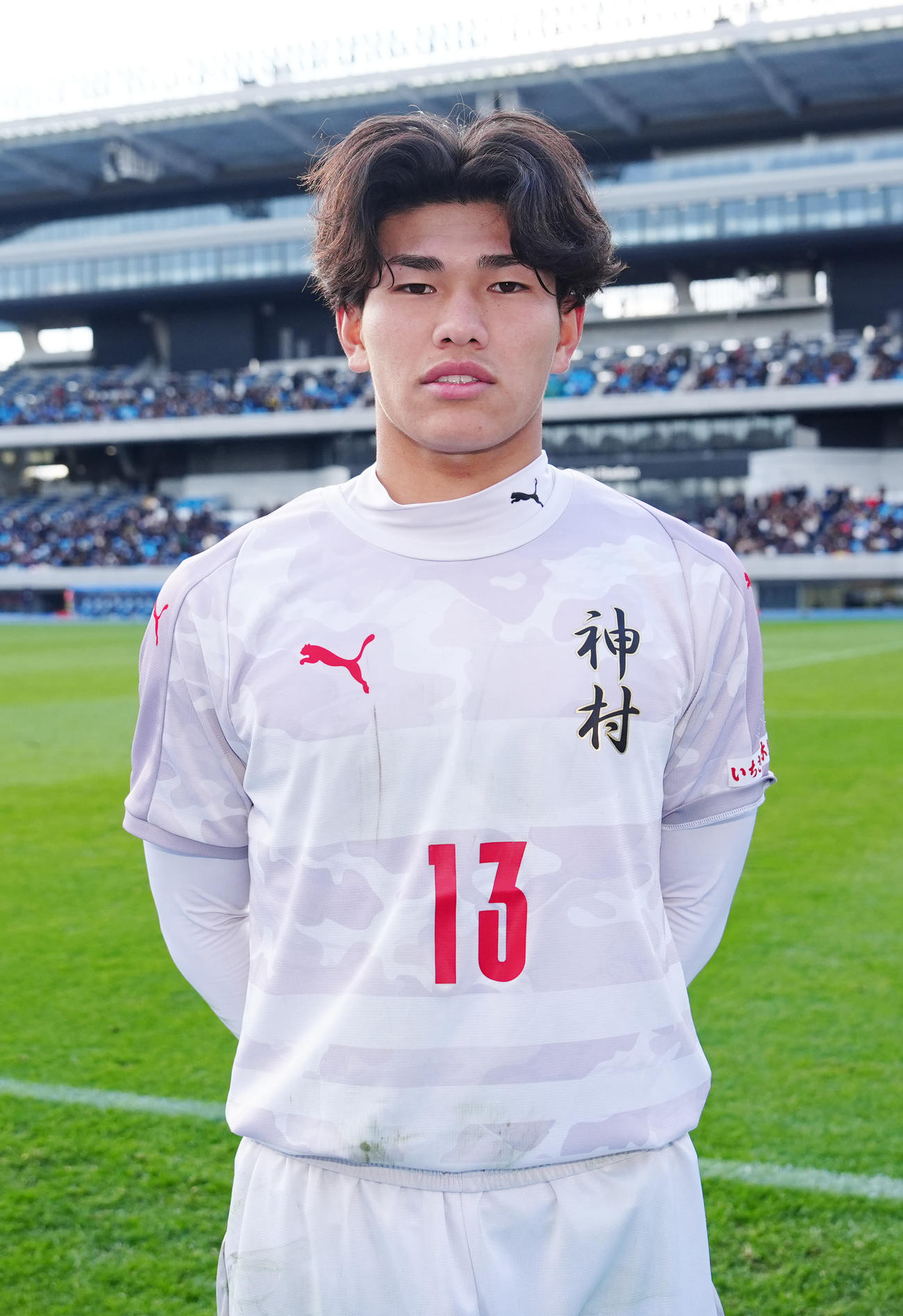 神村学園対水口　試合後、写真に納まる神村学園・日高（撮影・江口和貴）