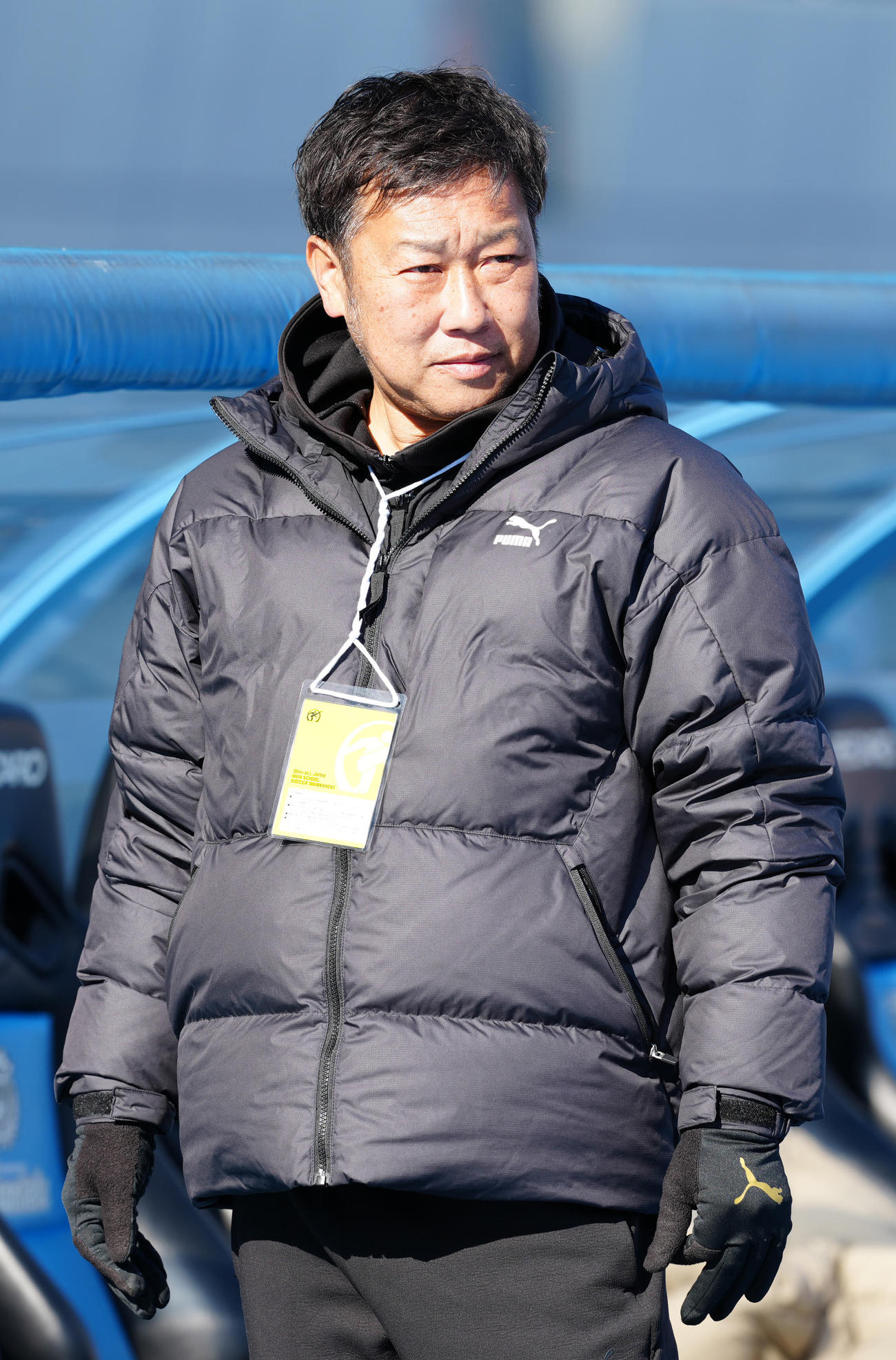 神村学園対水口　試合前、ベンチ前に立つ神村学園・有村監督（撮影・江口和貴）