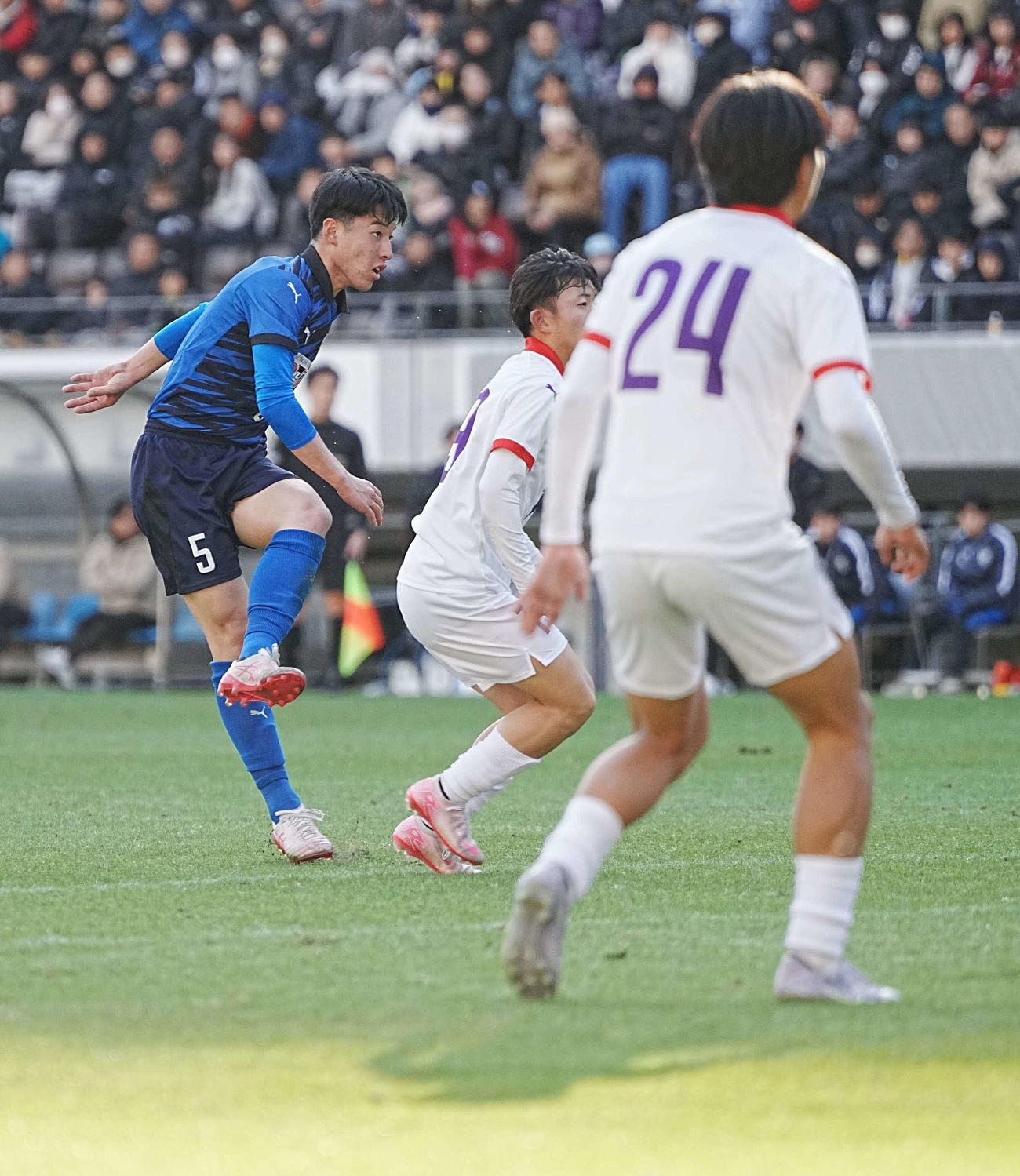 富山第一対大津　前半、シュートを放つ大津・村上慶（撮影・小沢裕）