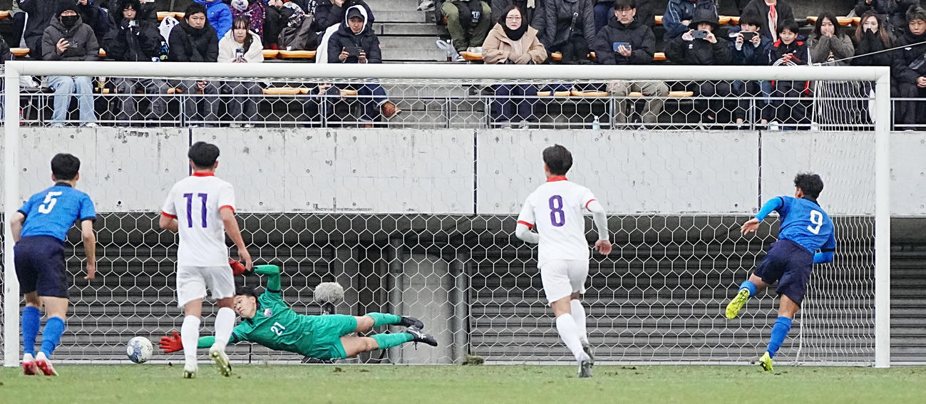 富山第一対大津　後半追加タイム、大津・山下（右）は決勝のPKを決める（撮影・小沢裕）
