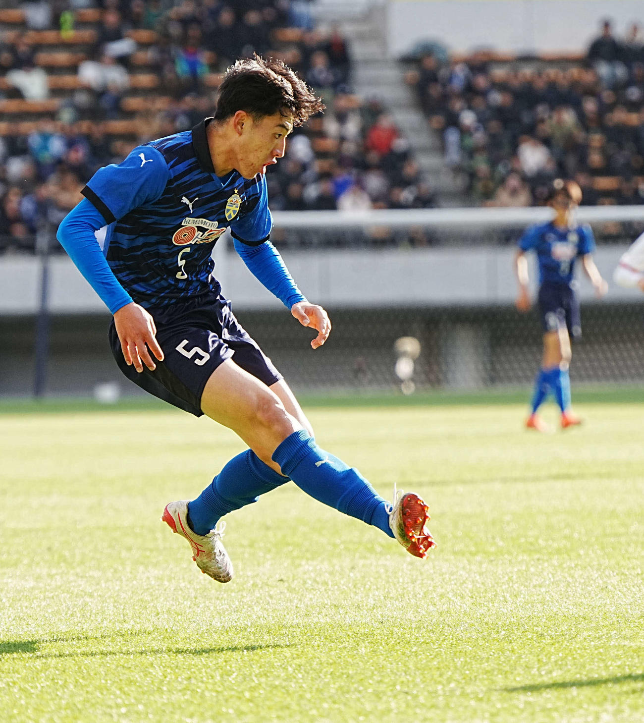 富山第一対大津　前半、中央へパスする大津・村上慶（撮影・小沢裕）