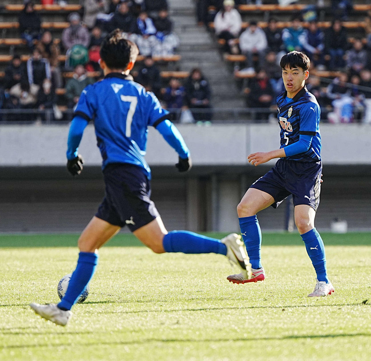 富山第一対大津　前半、パスする大津・村上慶（撮影・小沢裕）