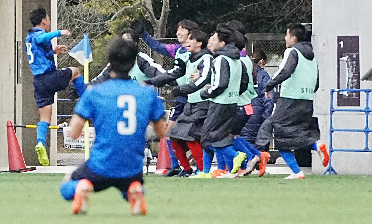 富山第一対大津　後半追加タイム、大津・山下（左）は決勝のPKを決めベンチの控えメンバーの輪に飛び込む（撮影・小沢裕）