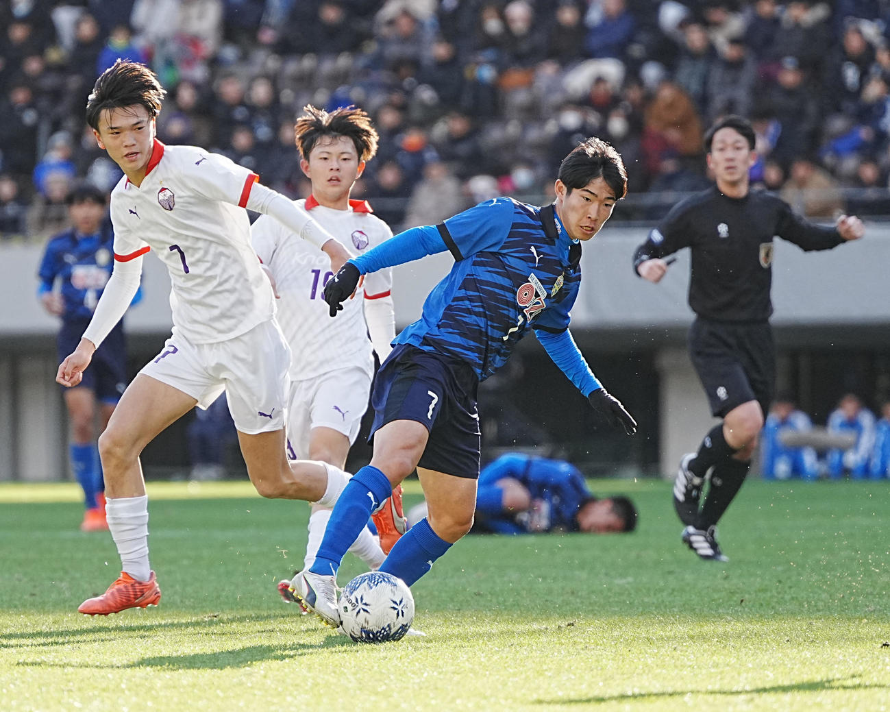 富山第一対大津　前半、ゴール中央へ切り込む大津・岩崎（撮影・小沢裕）